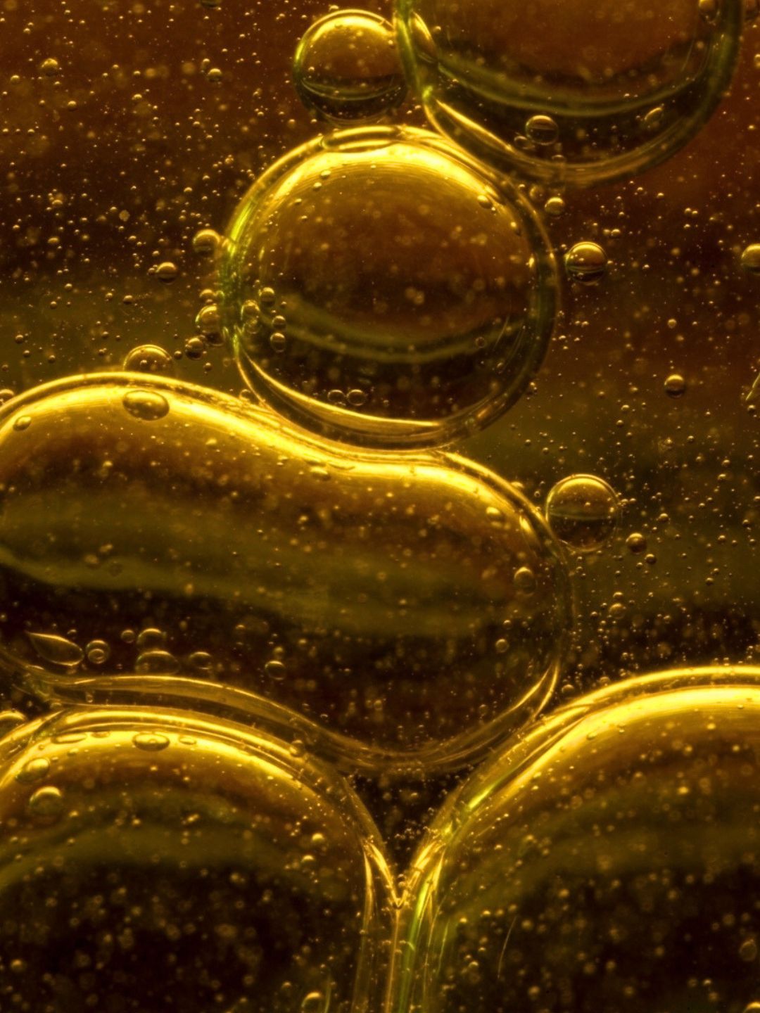 Close-up of golden olive oil, a nourishing, skin-conditioning ingredient in Actimas Celafen cream
