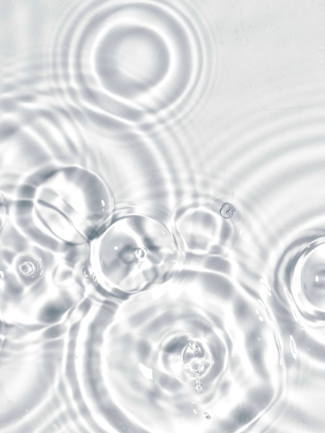 Clear water surface with ripples and droplets, representing mannitol, the plant-derived humectant that supports skin moisture in KALME Undercoat